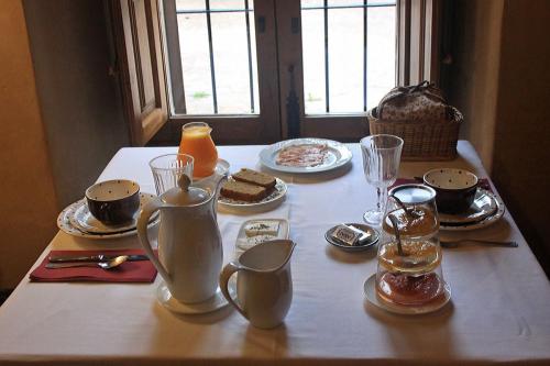 een tafel met eten en drinken erop bij Palacio Viejo de Las Corchuelas in Torrejón el Rubio