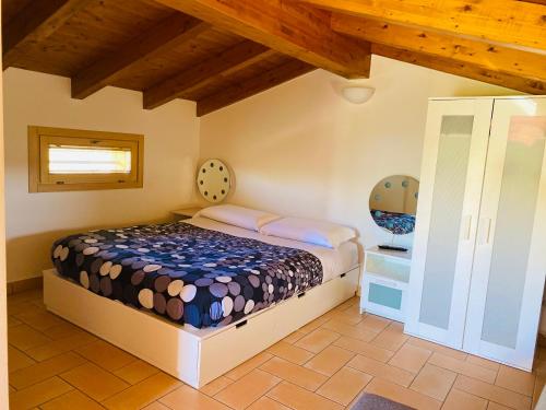 a bedroom with a bed in a room with wooden ceilings at B&B Nido Sui Laghi in San Donnino della Nizzola