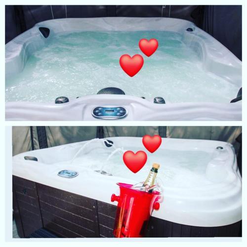 d'une baignoire avec des cœurs dans l'eau et une bouche de feu rouge. dans l'établissement Studio London & Studio Chalet, à Pannes