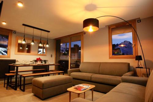 sala de estar con sofá y mesa en L'Écrin Alpin - somptueux 4 pièces NEUF cœur station, en Les Deux Alpes
