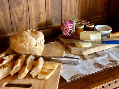 a table with bread and a knife on a cutting board at PekerHouse in Bosmenso Superiore