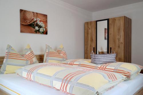 two beds sitting next to each other in a bedroom at Haus Daniel Schartner in Kleinarl