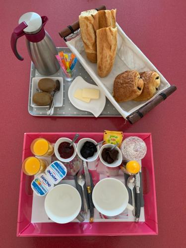 een roze lunchbox met eten op een roze tafel bij Studio à la campagne & Jacuzzi in Montcornet