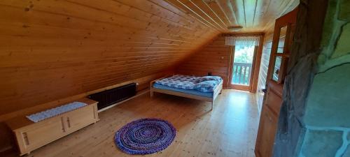 an overhead view of a bedroom in a log cabin at Dom Wakacyjny W Beskidach in Meszna