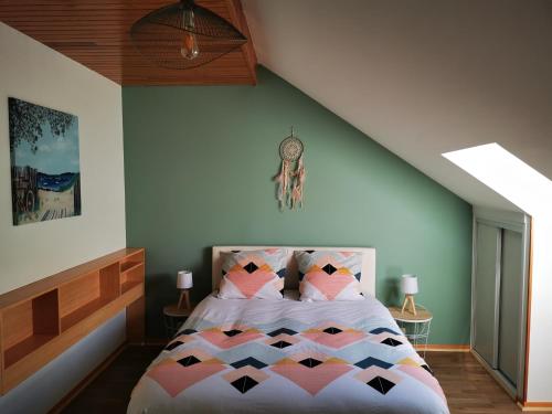 un dormitorio con una cama en una habitación en L'Ancre Marine, en Cancale