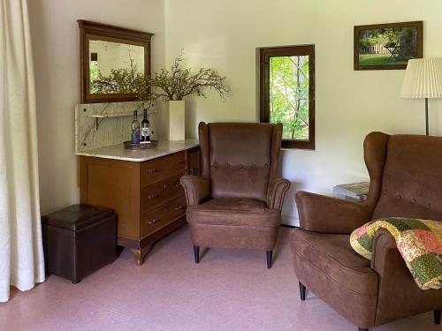 a room with a dresser and two chairs and a desk at kleines Haus in Ganderkesee