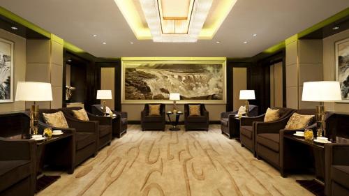 a living room with couches and a painting at Kempinski Hotel Taiyuan in Taiyuan