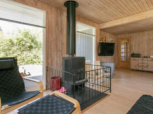 ein Wohnzimmer mit Kamin in einem Haus in der Unterkunft 8 person holiday home in Tranek r in Tranekær