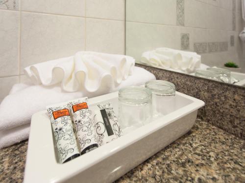 曼谷的住宿－帕同望酒店，浴室柜台配有带牙刷的盥洗盆