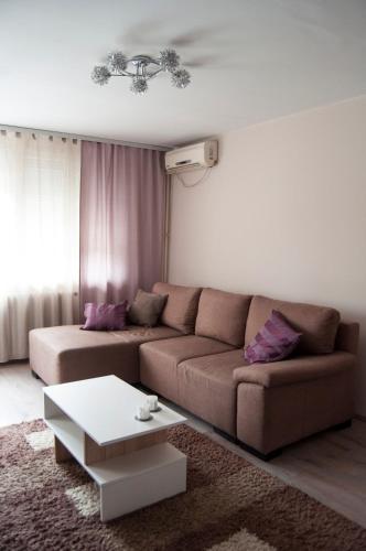 un soggiorno con divano e tavolino da caffè di Central Apartment with boulevard view a Niš