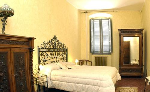 a bedroom with a large bed and a mirror at Residenza Sant'Emiliano in Trevi