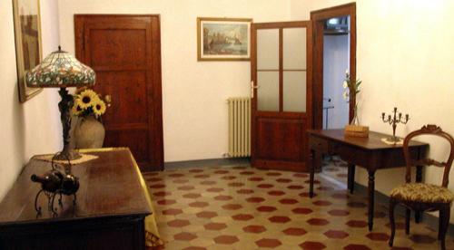 a living room with a desk and a table with a lamp at Residenza Sant'Emiliano in Trevi