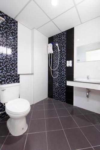 a bathroom with a toilet and a shower at JJ Residence in Pluak Daeng