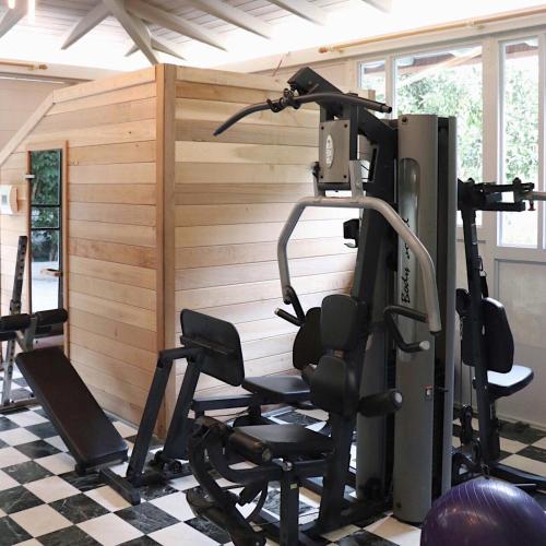 une salle avec une salle de sport avec un tapis roulant dans l'établissement Bacoli Hotel, à Parga