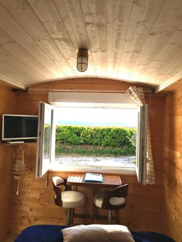 TV a/nebo společenská místnost v ubytování "La Cabine" vue mer B&B à la VILLA PLEIN VENT