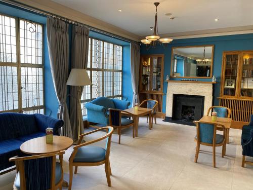 Ein Sitzbereich in der Unterkunft The Lucan Spa Hotel
