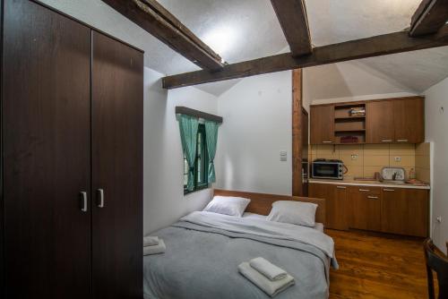 Lodge Morava في Vrnjačka Banja: غرفة نوم بسرير كبير عليها مناشف