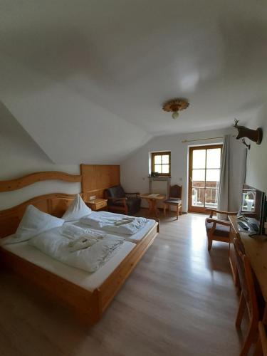 ベルヒテスガーデンにあるGasthof Und Hotel Maria Gernのベッドルーム1室(ベッド1台付)、リビングルームが備わります。