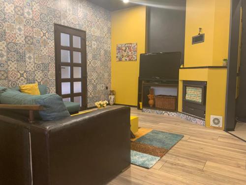 - un salon avec un canapé et une télévision dans l'établissement Trakia Street Apartment, à Plovdiv