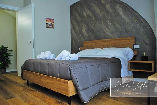 a bedroom with a large bed with towels on it at Cala Volta Comfort House in Torre del Greco