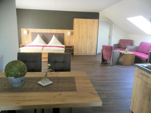 ein Hotelzimmer mit einem Bett, einem Tisch und Stühlen in der Unterkunft Feriendomizil Schlossblick in Blankenburg
