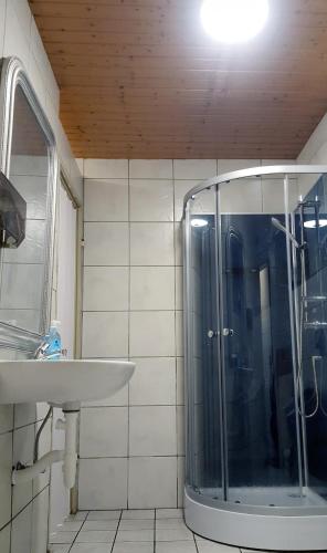 a bathroom with a shower and a sink at Gästezimmer I Neo1 in Staufenberg