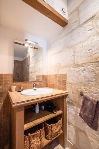 une salle de bain avec un lavabo et un miroir dans l'établissement gîte de La Fenière mas Médaille, à Arles