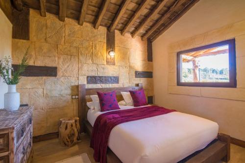 A bed or beds in a room at El BURGO DE OSMA ALOJAMIENTO RURAL VILLA BAGH