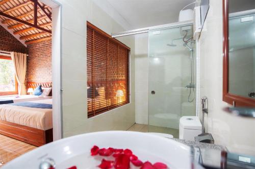 Ένα μπάνιο στο Tam Coc Serene Bungalow
