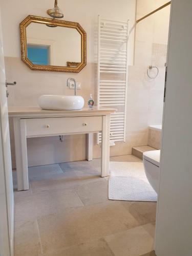 a bathroom with a sink and a mirror at Ferienwohnungen Weise im Lausitzer-Seenland in Großräschen