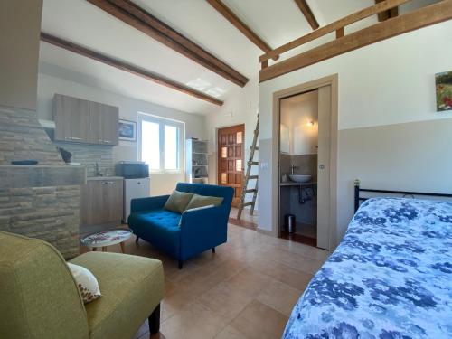 1 dormitorio con 1 cama azul y 1 silla azul en Casa Cologna Appartementen en Roseto degli Abruzzi