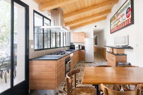 une cuisine avec une table et une salle à manger dans l'établissement Maison Antioche, à Saint-Martin-de-Ré