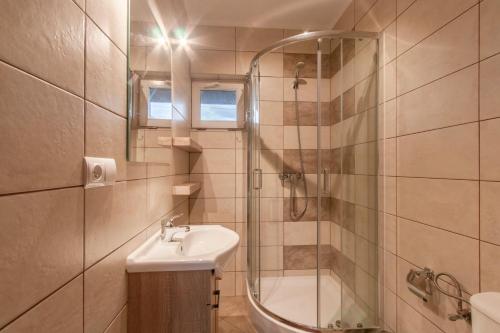 a bathroom with a shower and a sink at Dom Gościnny na Górce in Leszczewek