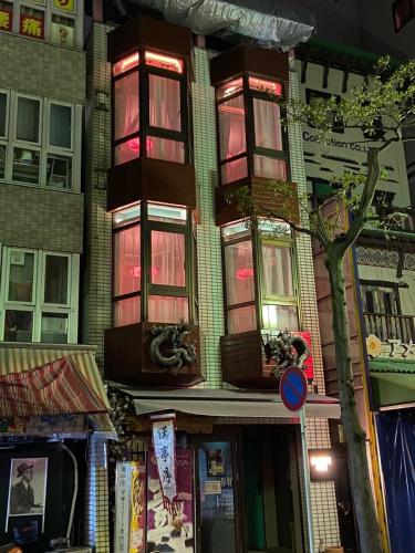 a tall building with windows on the side of it at Room Inn Shanghai 横浜中華街 Room3 in Yokohama