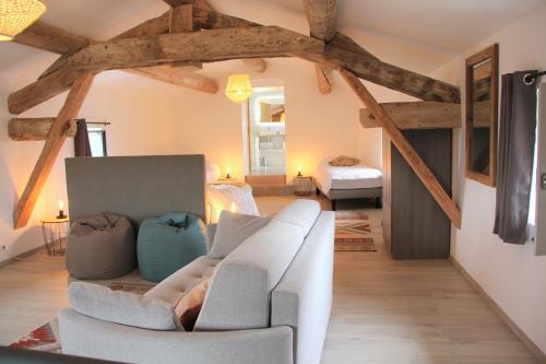 - un salon avec un canapé blanc et un lit dans l'établissement Clos de la Madone, à Flaux