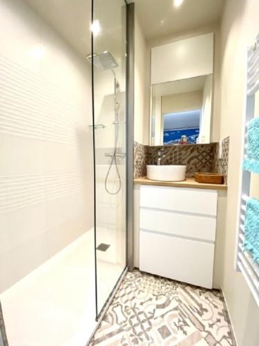 une salle de bain avec douche et lavabo dans l'établissement Saint-Tropez, à Saint-Tropez