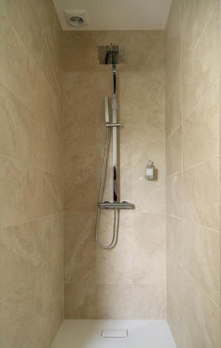 une salle de bain avec une douche avec pommeau de douche dans l'établissement Chambre d'Hôtes chez Artiste Verrier, La Perrière - Perche, à La Perrière