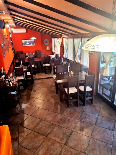 a restaurant with a dining room with tables and chairs at Sobe - Klet Cinkuš in Hrvatski Leskovac