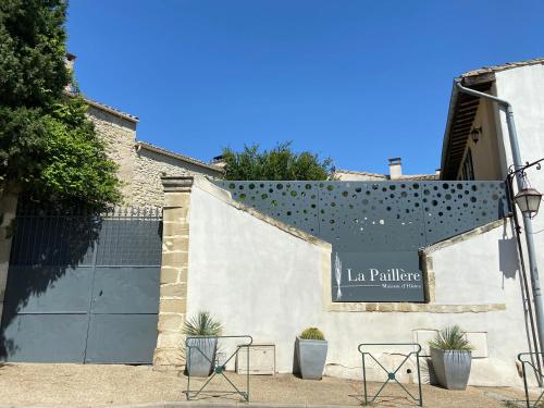 un edificio con un cartel que lee la palma en La Paillère chambres d hôtes, en Mus