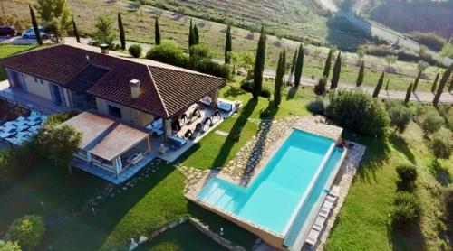 マルシリアナにあるArgillosa Country Houseのプール付きの家の航空写真