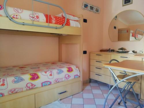 ラ・スペツィアにあるMare, Monti e...Cinque Terreの子供用ベッドルーム(二段ベッド、デスク付)