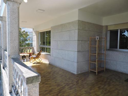 Habitación con pared de piedra y escalera. en Albergue Pallanes en Tui