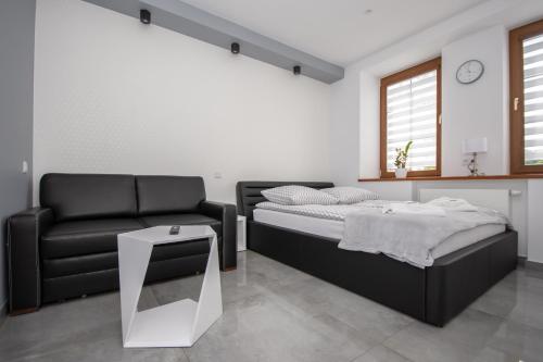 1 dormitorio con 1 cama y 1 silla en Apartamenty AP 11 en Częstochowa