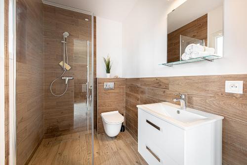W łazience znajduje się prysznic, toaleta i umywalka. w obiekcie New Wave Resort Mielno w mieście Mielno