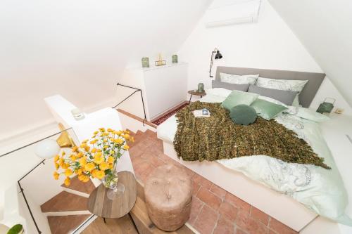 Zimmer mit einem Bett und einem Tisch mit Blumen in der Unterkunft Haus im Schlossergässchen in Baden