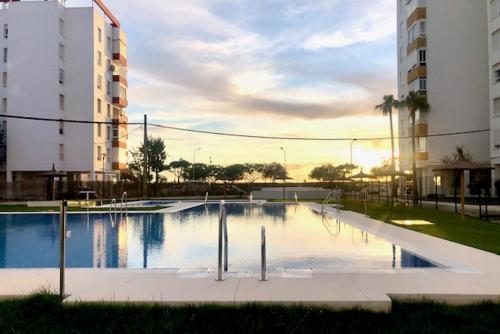 Bazén v ubytování GATU Verano con parking, wifi, piscina , " Preferente mayores de 25 años y familias " nebo v jeho okolí