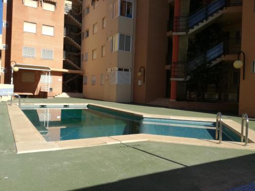 Kolam renang di atau dekat dengan APARTAMENTO CON GRAN TERRAZA, PISCINA Y CON VISTAS AL MAR, A SOLO 50 m DE LA PLAYA