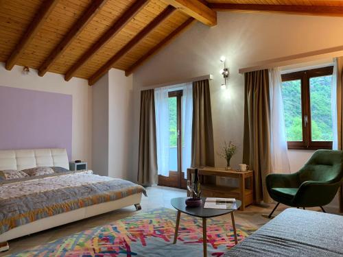 ein Schlafzimmer mit einem Bett, einem Stuhl und einem Tisch in der Unterkunft Grotto Pergola in Giornico