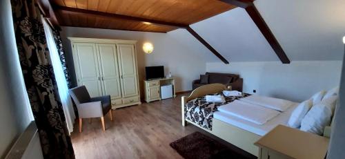 Un pat sau paturi într-o cameră la Gasthof Clara