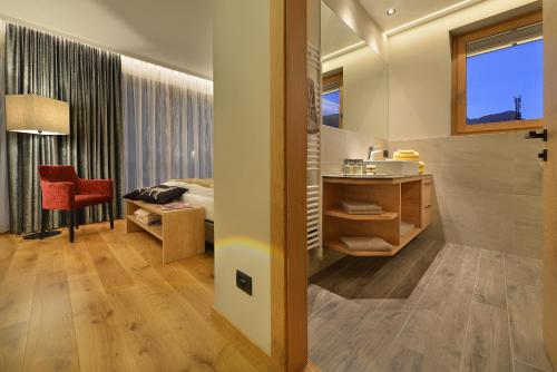 a room with a bed and a desk and a chair at Roberta Loft - rooms and apartments in Livigno